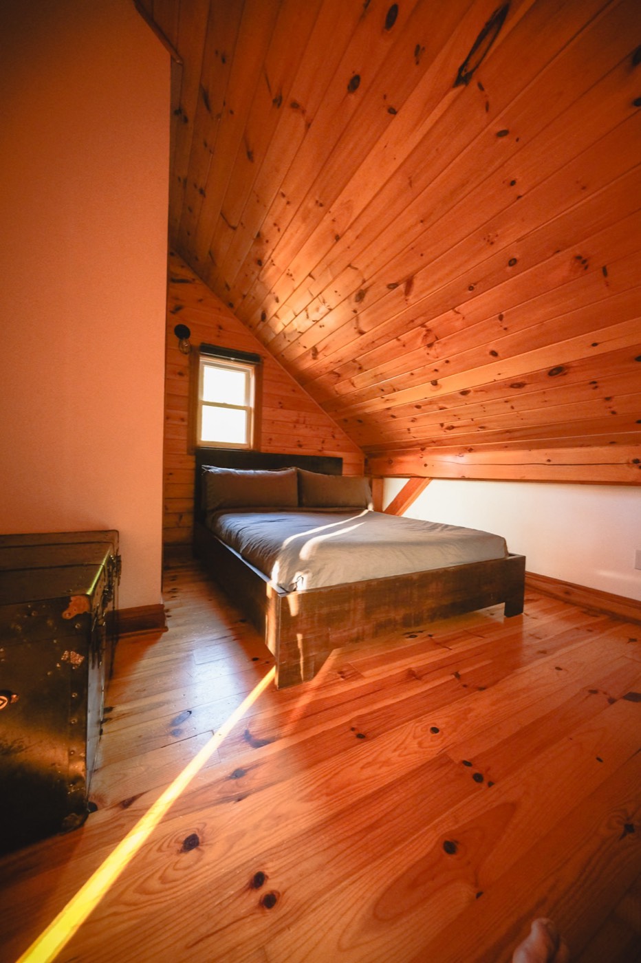 The Frontenac bedroom with pendleton blankets